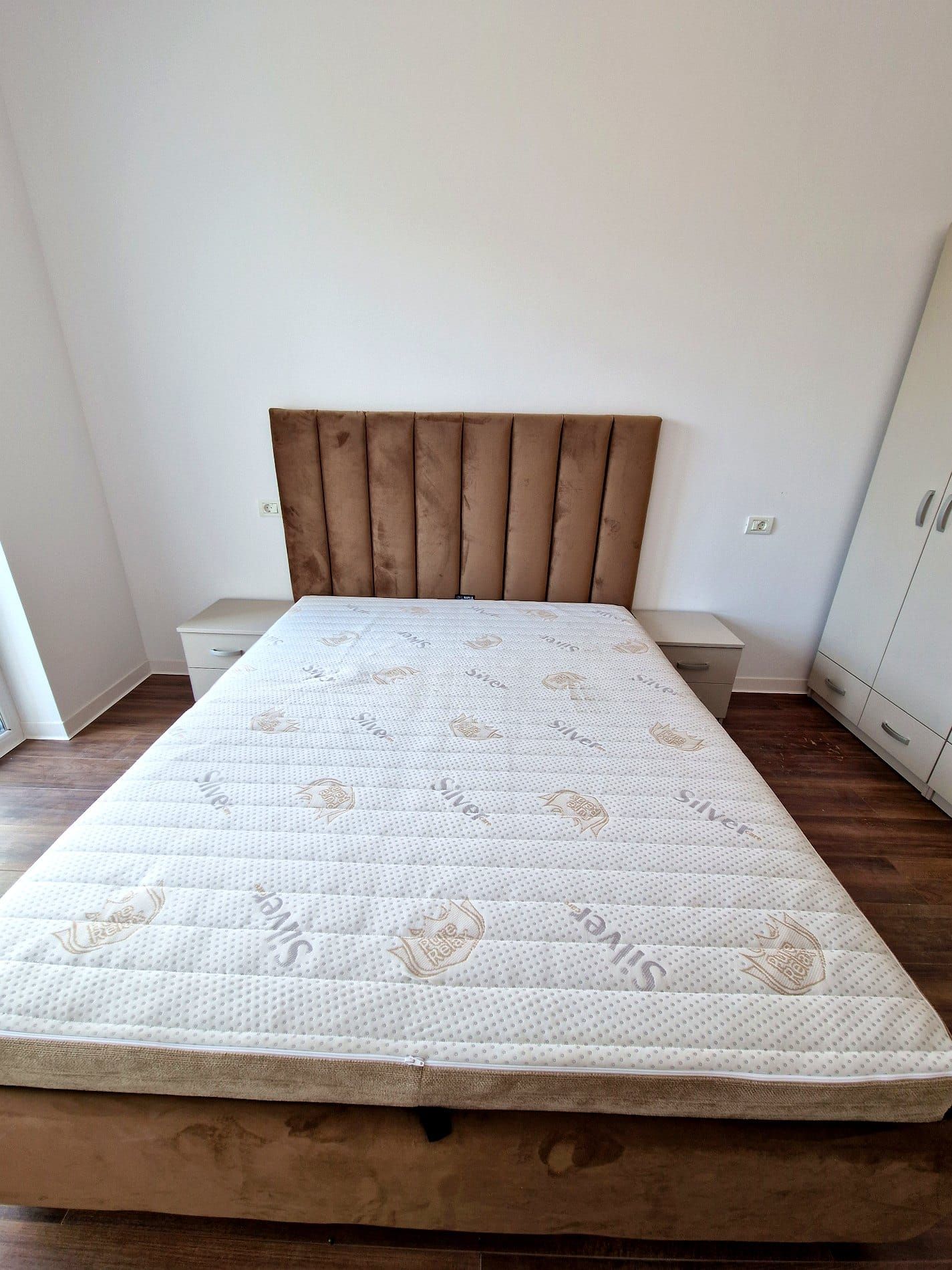 Mobilier de dormitor la comandă realizat de DEKODOC în Timișoara