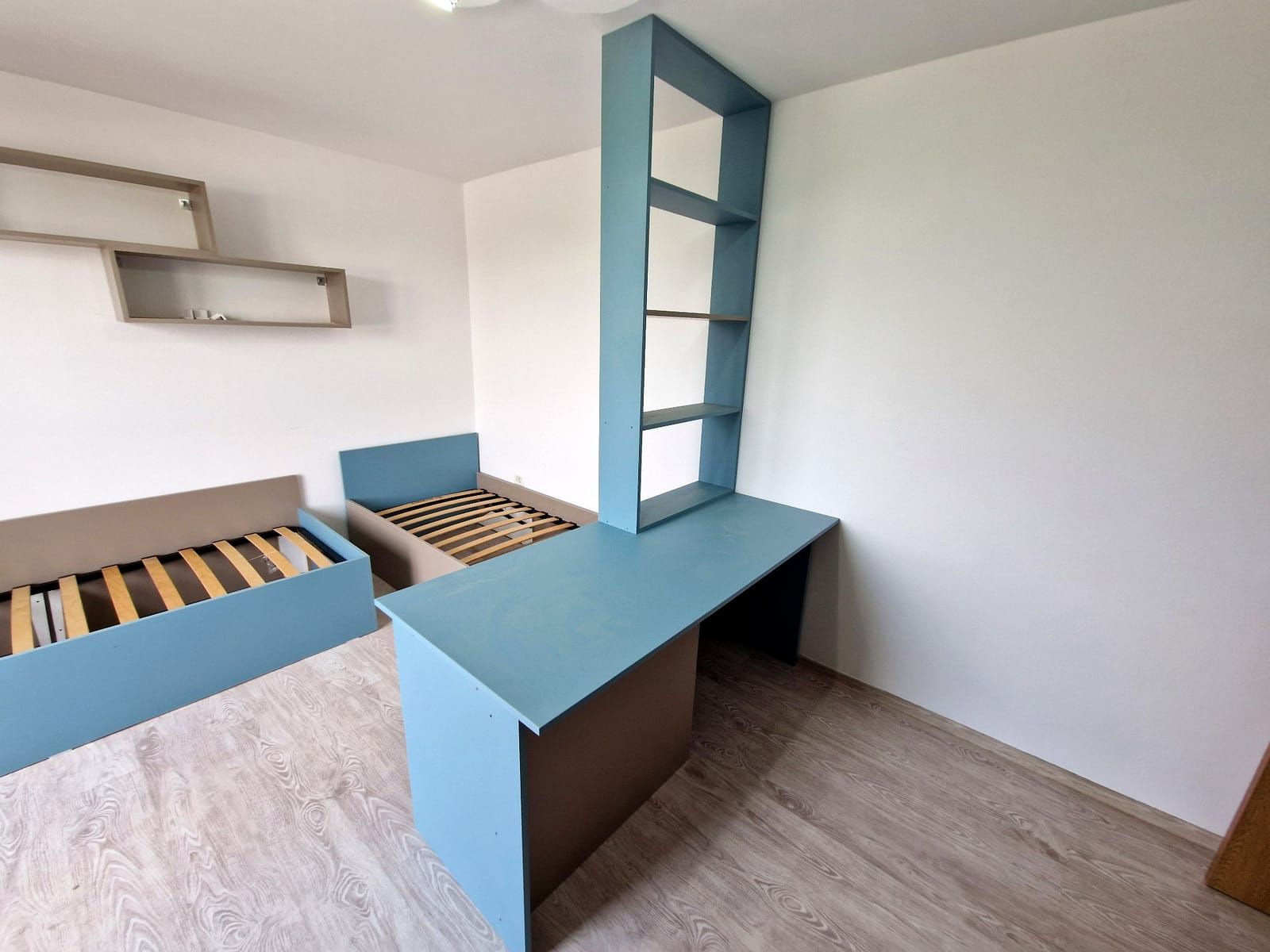 Mobilier de dormitor la comandă realizat de DEKODOC – Timiș