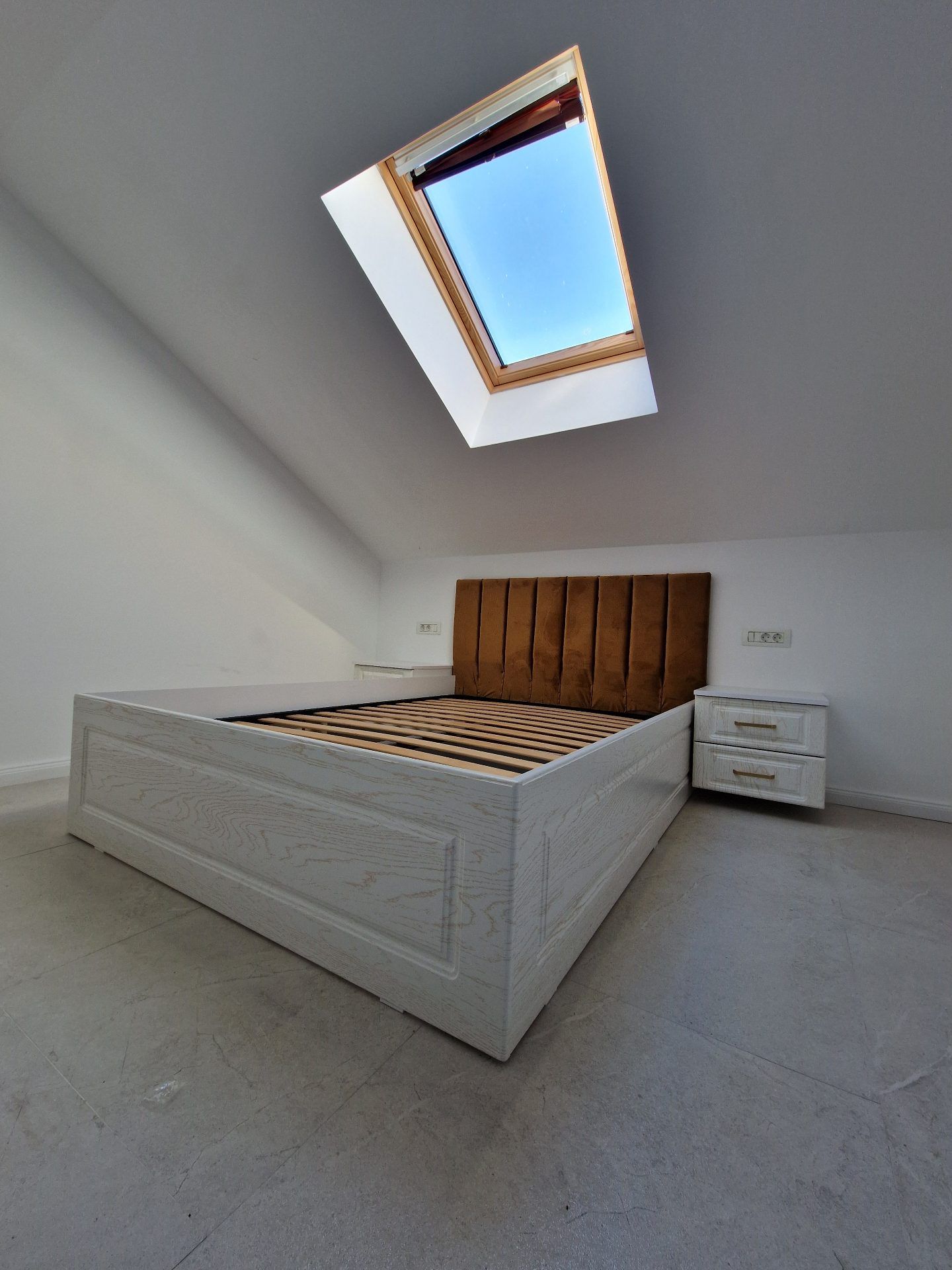 Mobilier de dormitor la comandă realizat de DEKODOC în Timișoara