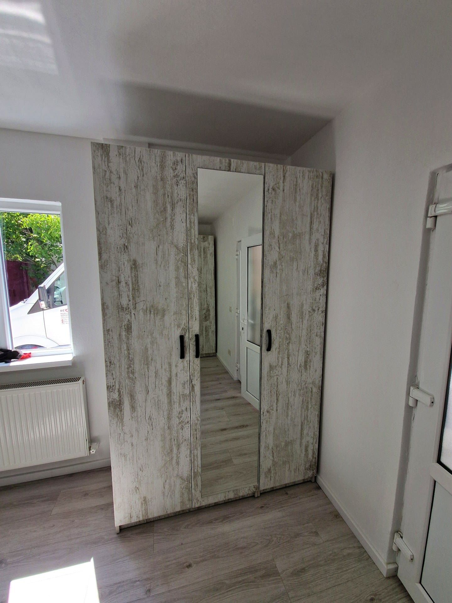 Mobilier de dormitor la comandă realizat de DEKODOC în Timișoara