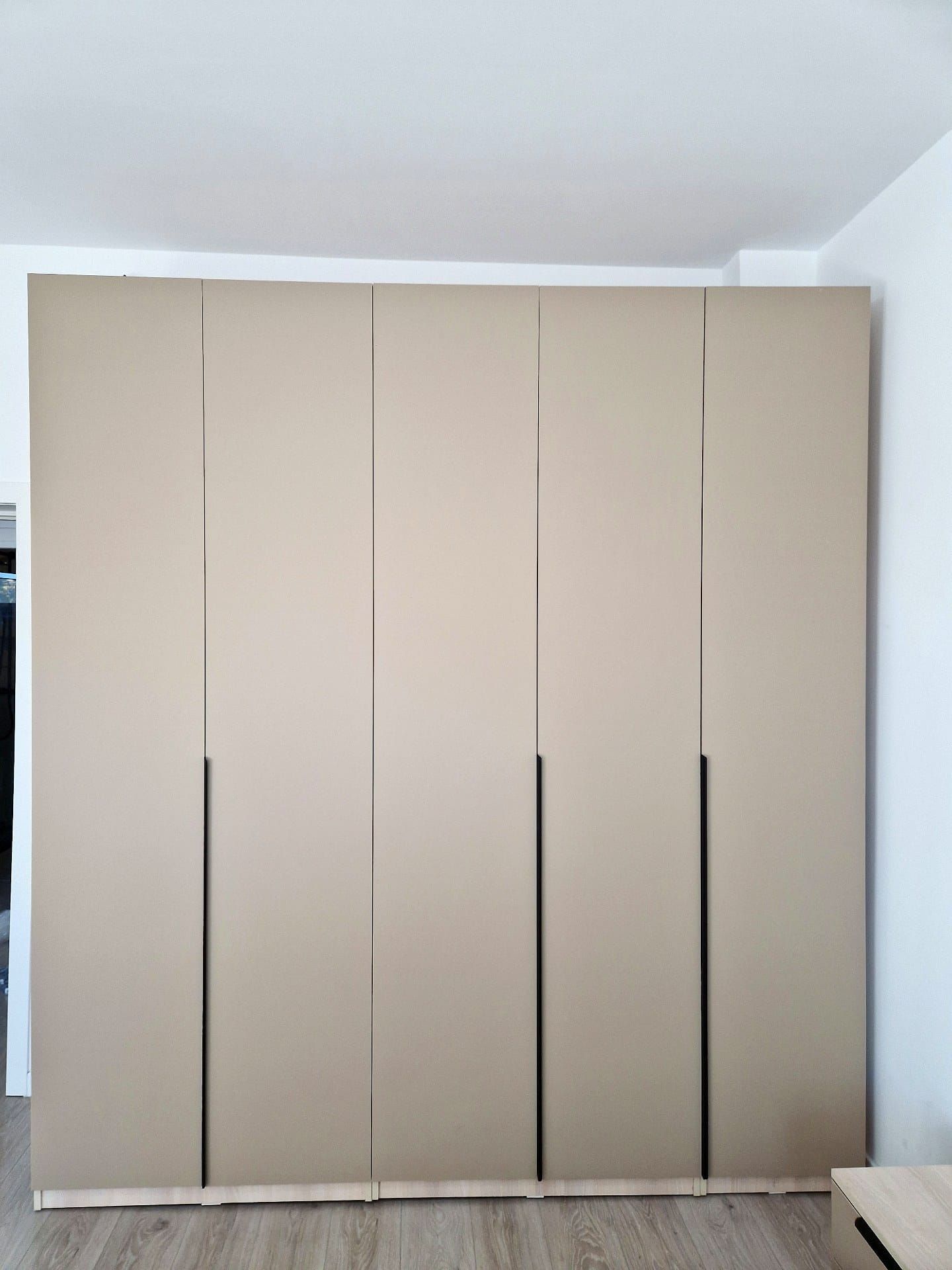 Mobilier de dormitor la comandă realizat de DEKODOC – Timiș