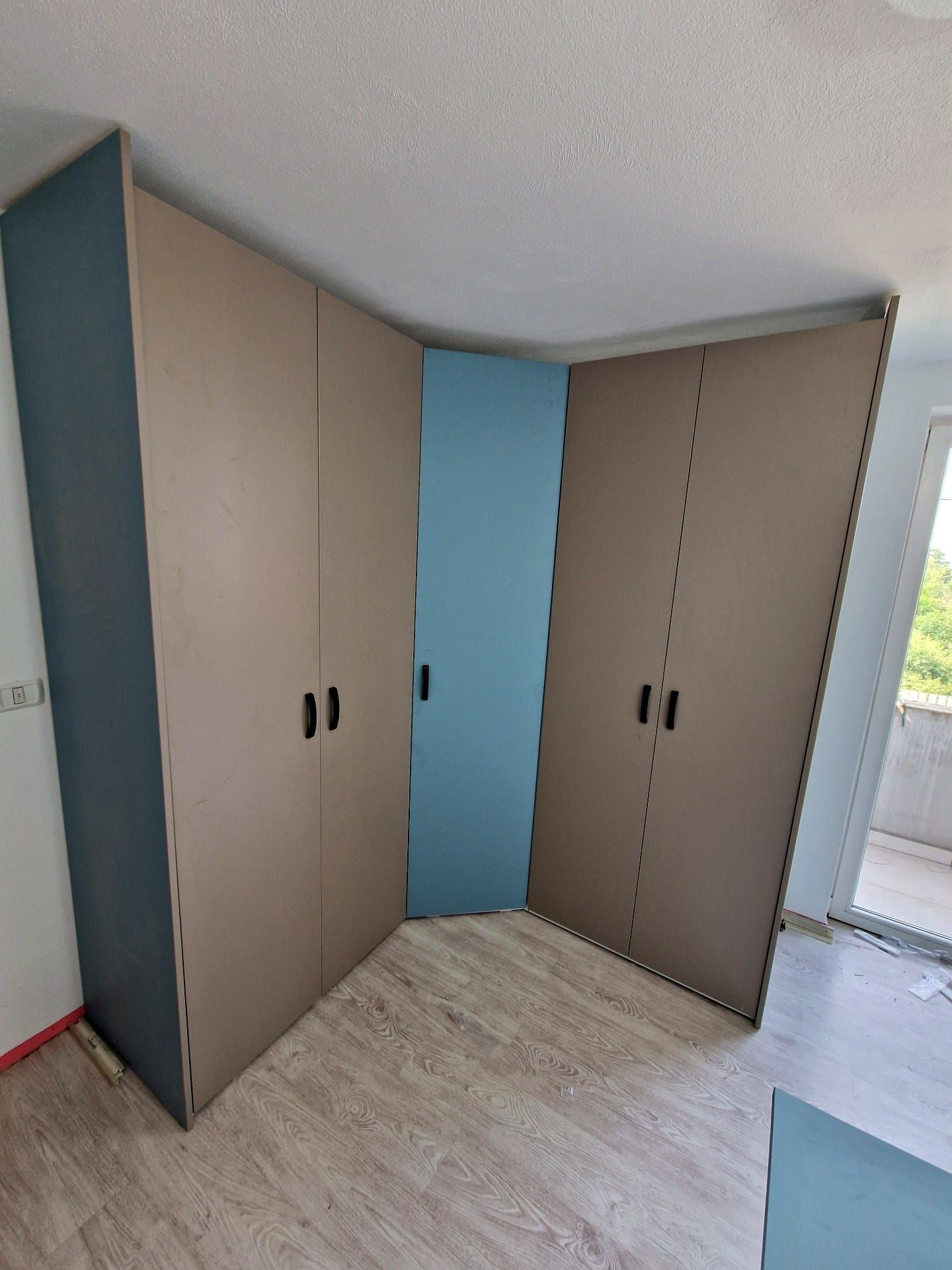 Mobilier de dormitor la comandă realizat de DEKODOC în Timișoara