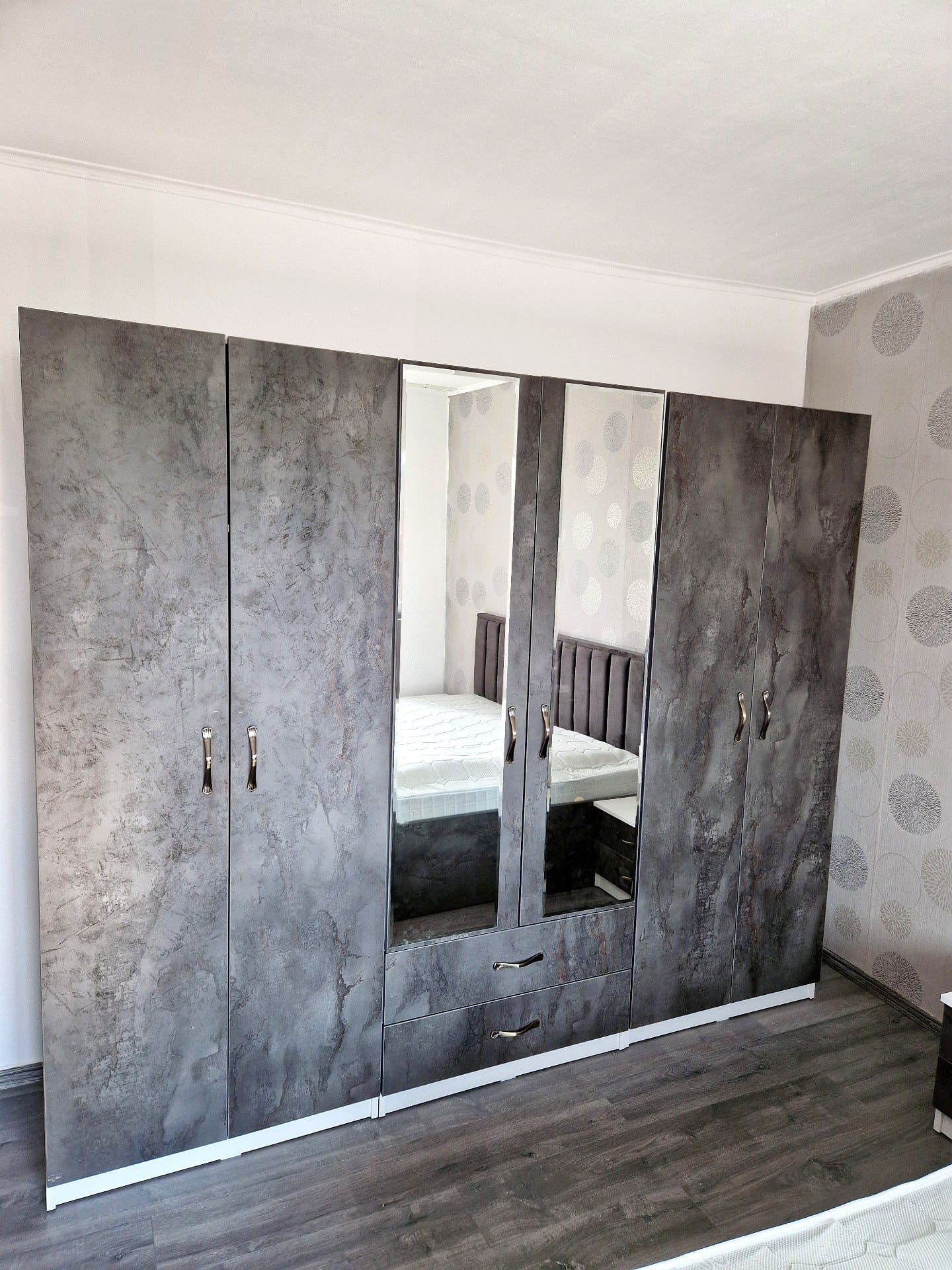 Mobilier de dormitor la comandă realizat de DEKODOC – Timiș