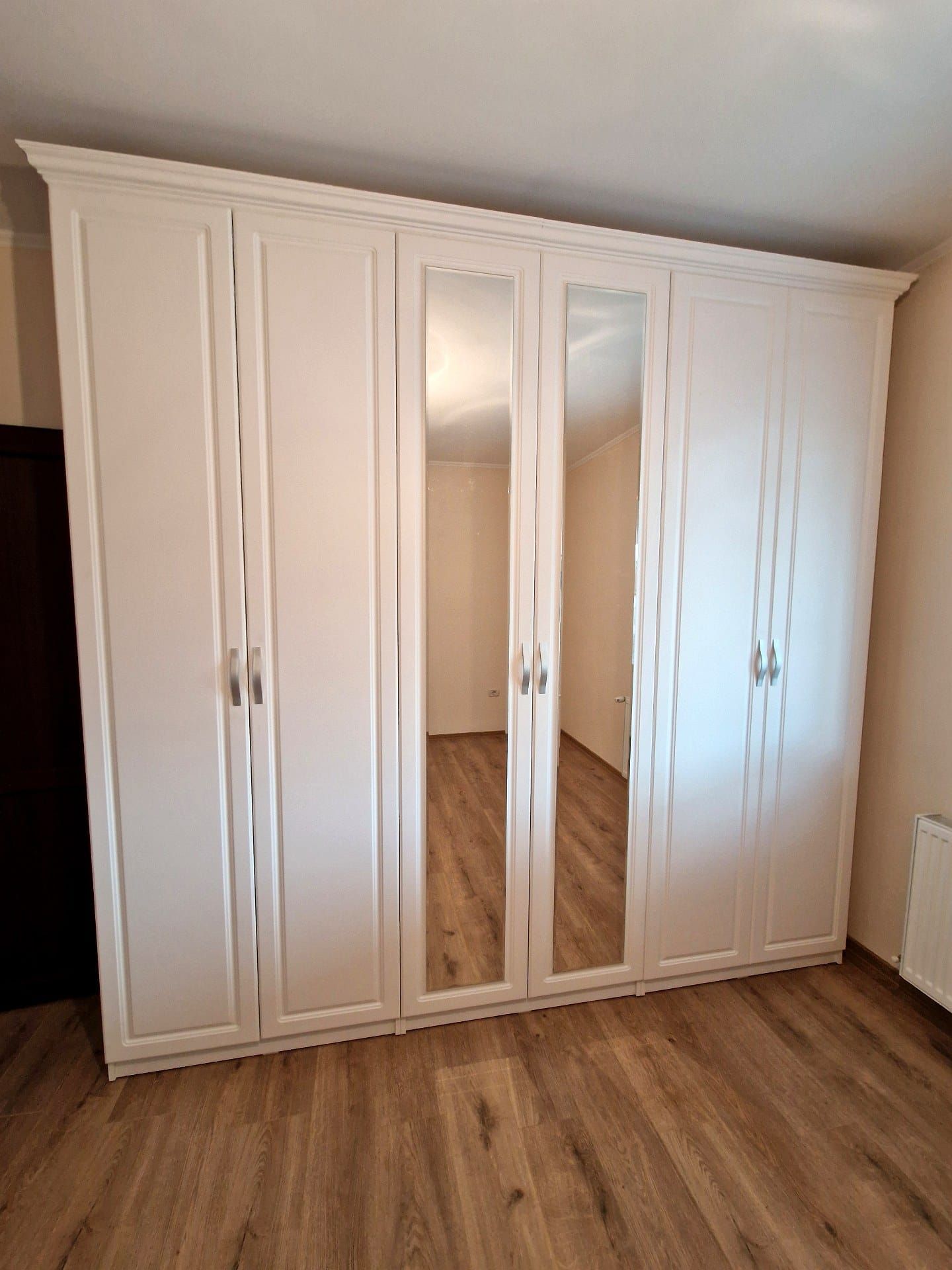 Mobilier de dormitor la comandă realizat de DEKODOC – Timiș
