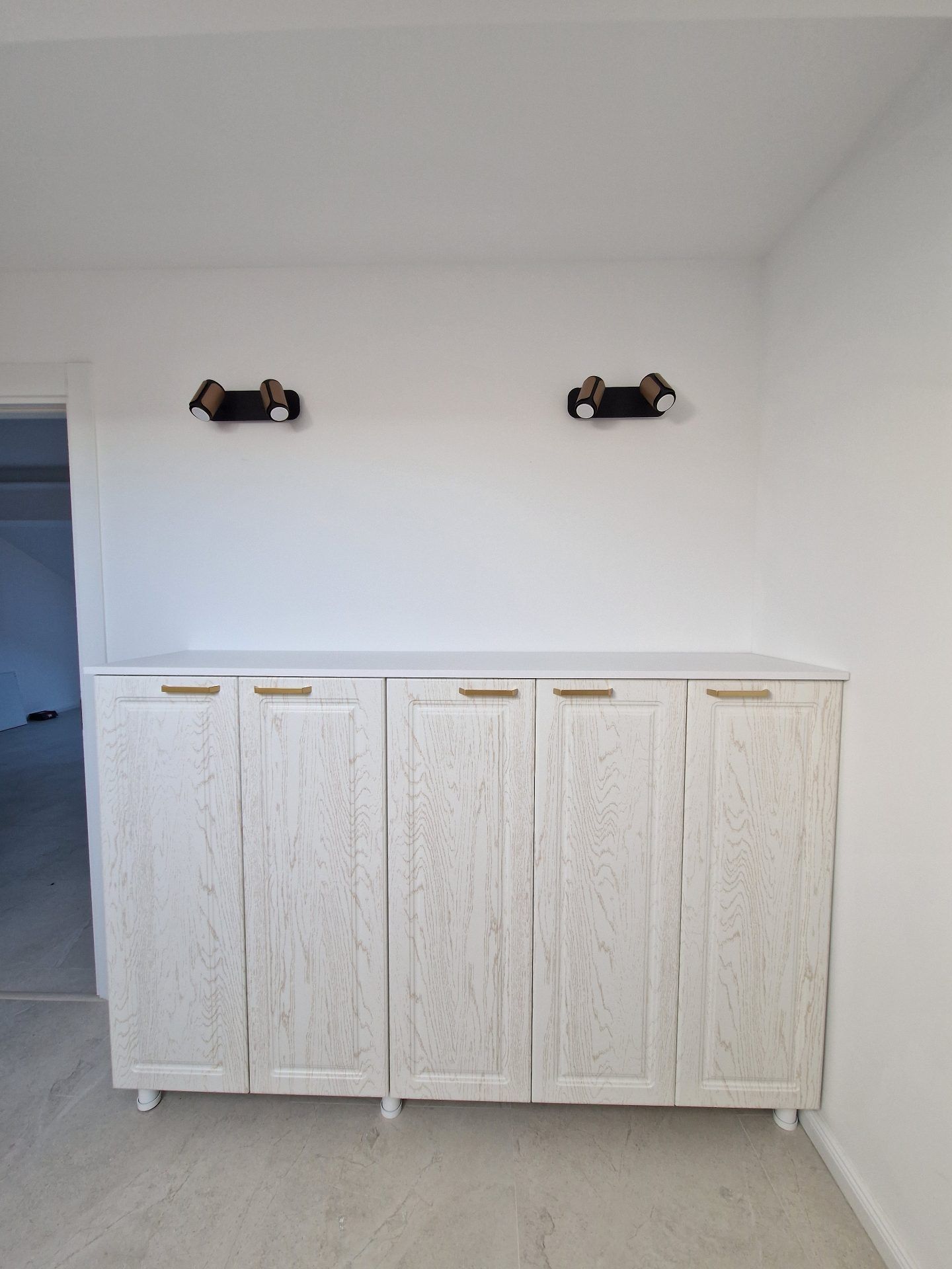 Mobilier de dormitor la comandă realizat de DEKODOC în Timișoara