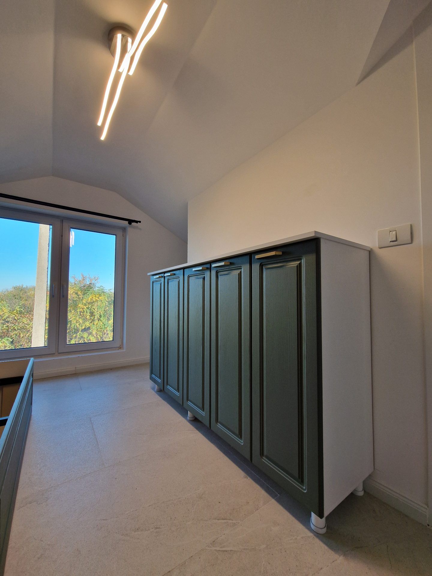 Mobilier de dormitor la comandă realizat de DEKODOC în Timișoara