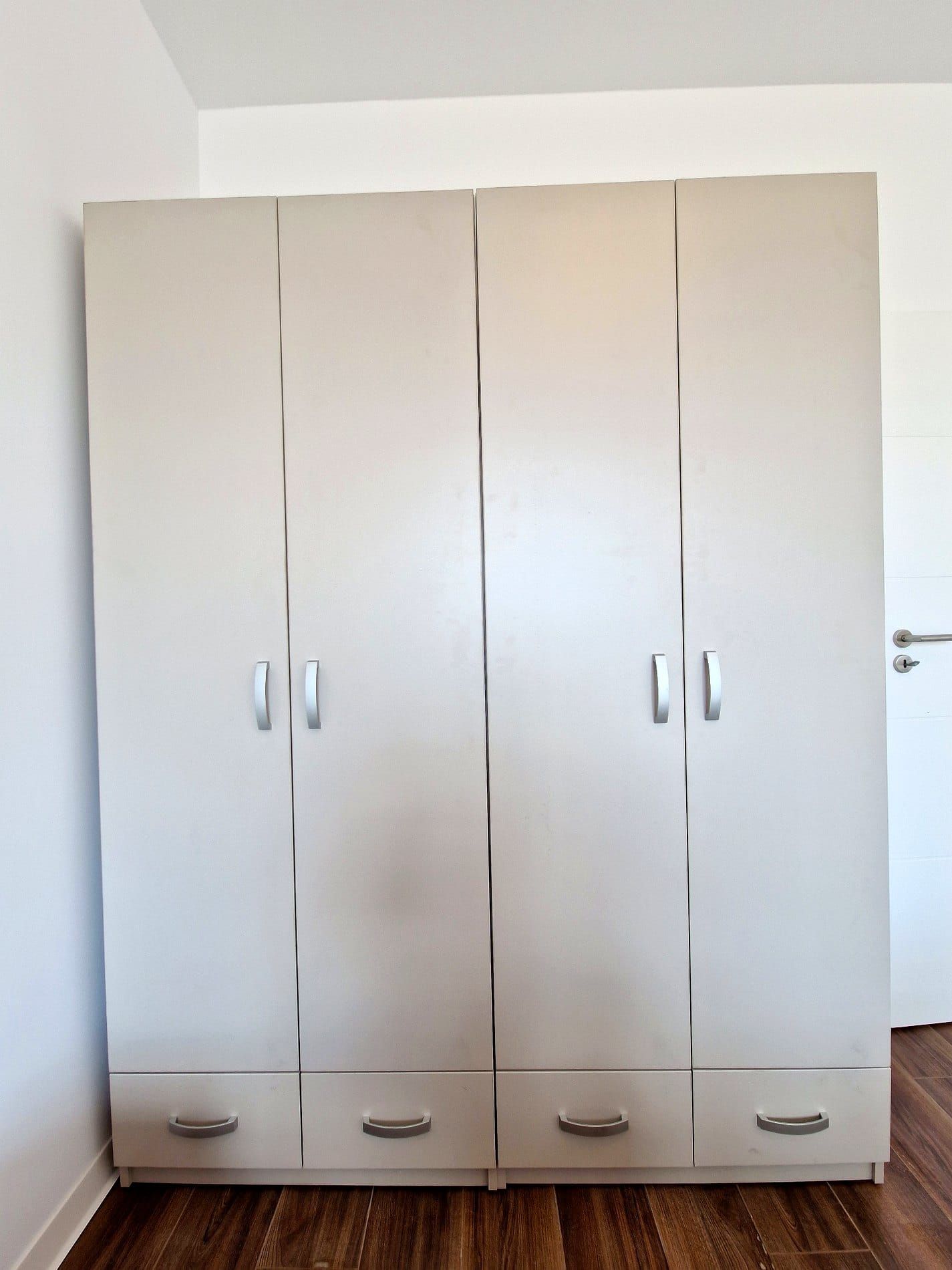 Dressing crem la comandă cu patru uși și sertare, pe toată înălțimea camerei
