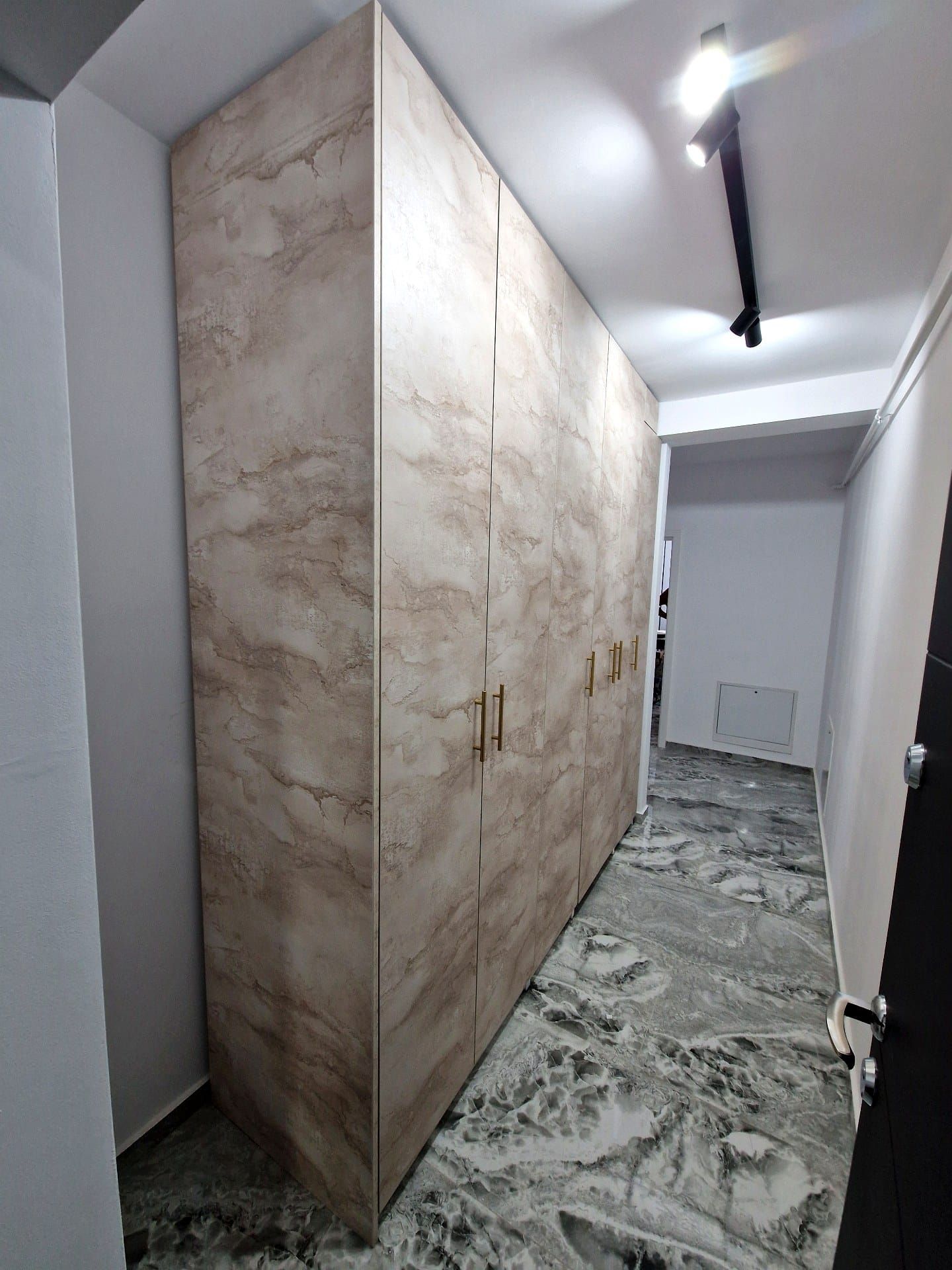 Mobilier de living la comandă realizat de DEKODOC – Timiș
