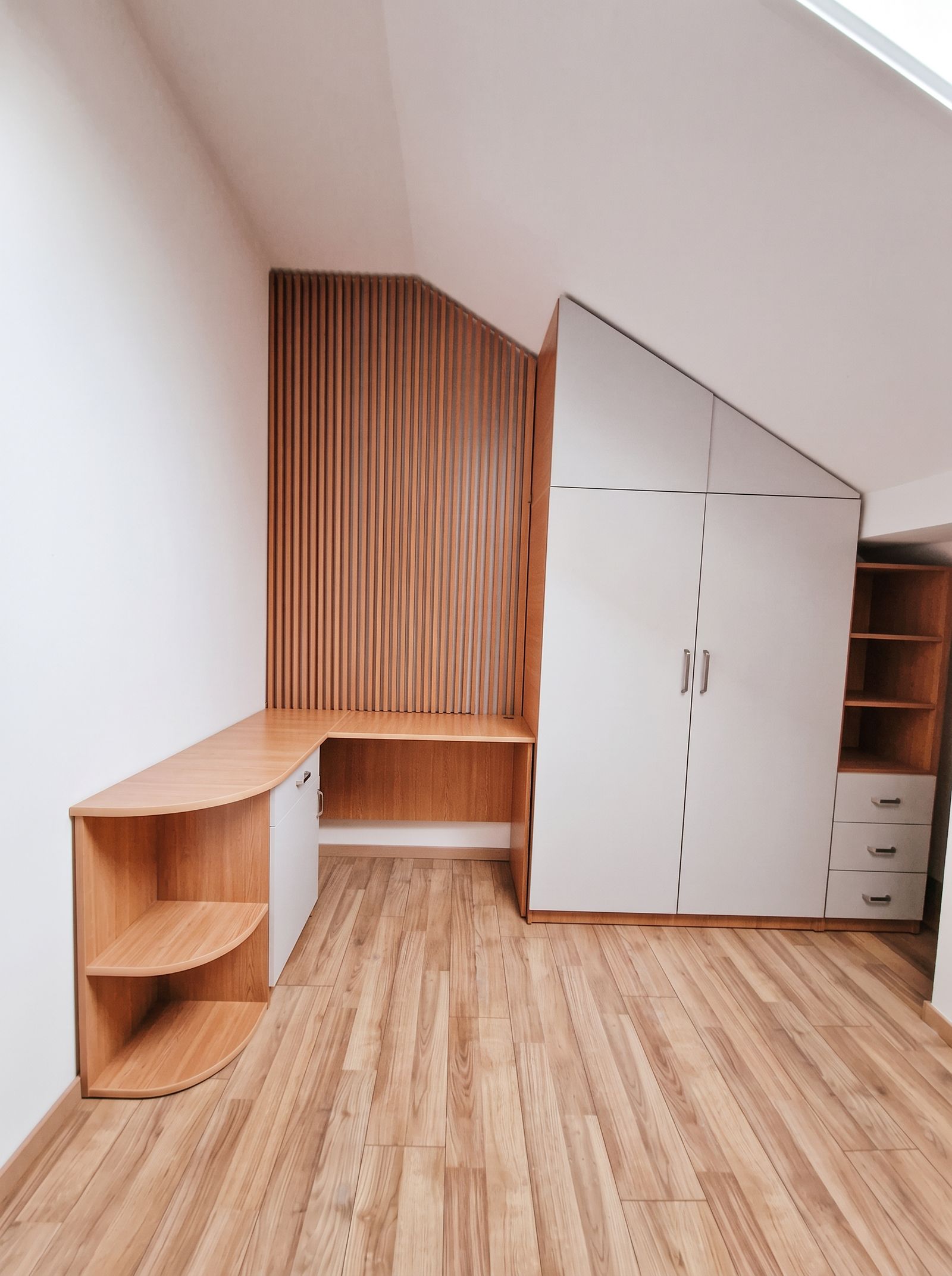 Proiect de mobilier la comandă realizat de DEKODOC în Moșnița Nouă